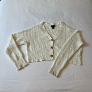 Cropped beige sweater. Size medium
